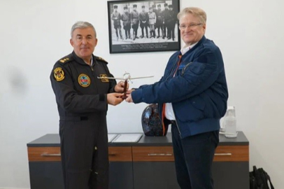 Havacılığın gelişimi için jandarmaya uçak hediye etti