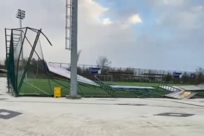 Bursa'daki lodos, halı sahanın demirlerini yıktı