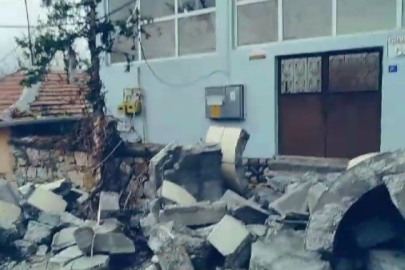 Şiddetli rüzgar, caminin minaresini uçurdu