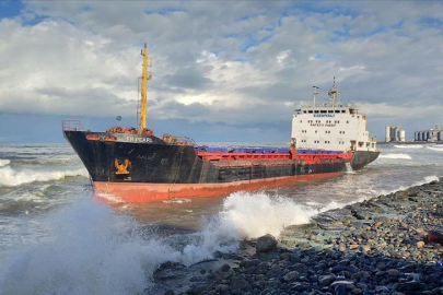 Karaya oturan yük gemisi sahilde bekletiliyor