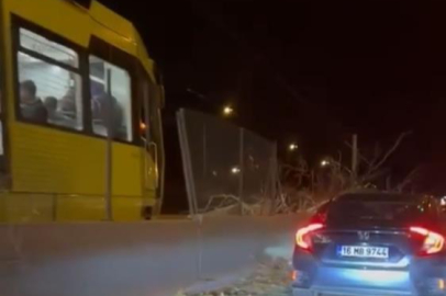 Bursa'da metro raylarına ağaç düştü, seferler iptal edildi