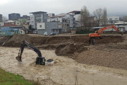 Bursa'da azgın sel sularında can pazarı