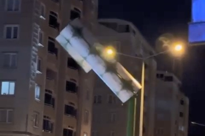 Bursa’da fırtına çatıları, tabelaları uçurdu