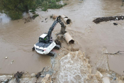 İznik’te taşan dereye belediye ekipleri müdahale etti