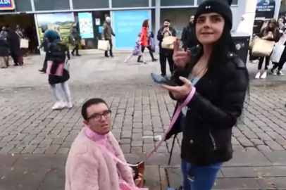 Kocasına tasma takıp sokak sokak gezdirdi