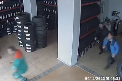 Depremdeki panik anı güvenlik kameralarına yansıdı