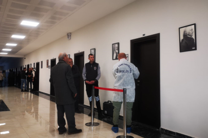 Akademisyen odasında ölü bulundu