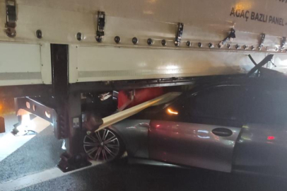 Otobanda tırın altına giren arabada can pazarı