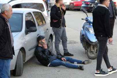 Kaza yapan motosiklet sürücüsü sigara içerek ambulans bekledi