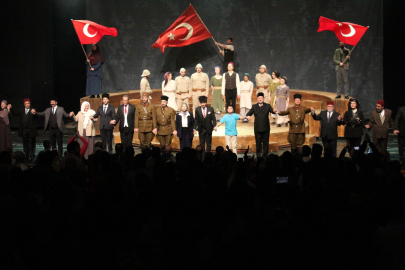 "Cumhuriyete Doğru" oyunu, Bursa'da izleyiciyle buluştu