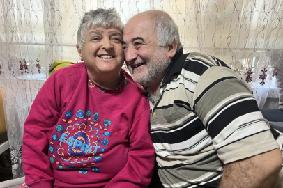13 yıl önce felç geçiren eşine gözü gibi bakıyor