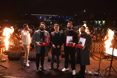 Sakiler en güzel şarkılarını Osmangazi Meydanı’nda söyledi