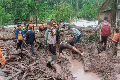 Endonezya'da sel ve toprak kayması: 21 ölü
