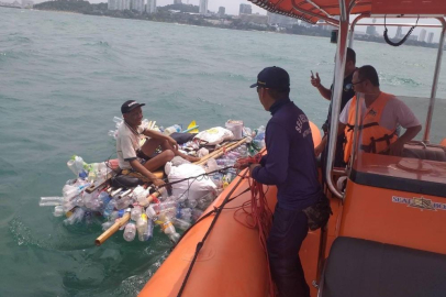 Pet şişelerden yaptığı botla denizde mahsur kaldı