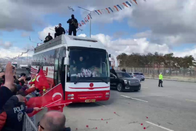 Cumhurbaşkanı Erdoğan geçerken yola karanfiller attılar