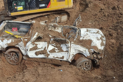 İliç’teki maden ocağında toprak altında kalan pikaba ulaşıldı