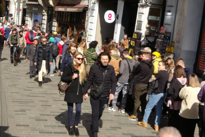 Rusya vatandaşları uzun kuyruklar oluşturdu