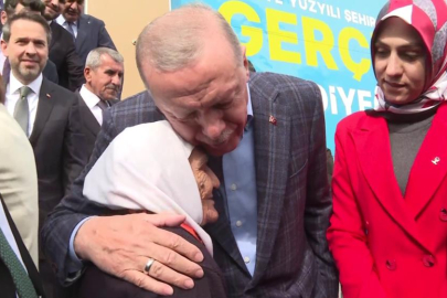 Cumhurbaşkanı Erdoğan, miting sonrası yaşlı teyze ile sohbet etti