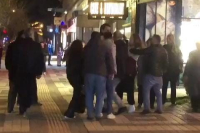 Bursa’da genç kızların kavgası kamerada