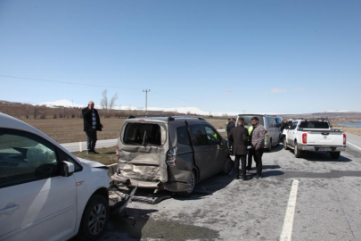 Cenaze konvoyunda zincirleme kaza: 1 yaralı
