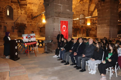 'Han Duvarları' şiirini yazıldığı handa öğrendiler