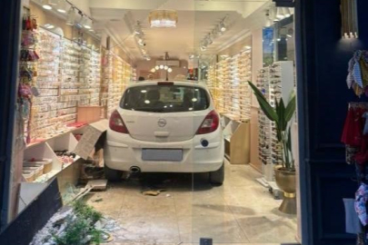Kontrolden çıkan otomobil bijuteri dükkanına daldı