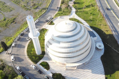 Hem mimarisiyle hem de minaresiyle ilgi çekiyor