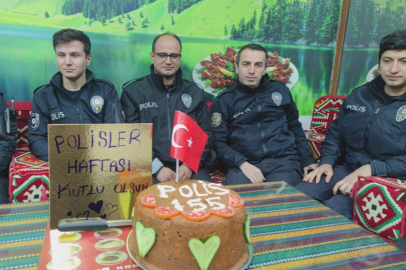 Olay yerine gelen polislere çiğköfte pastalı sürpriz