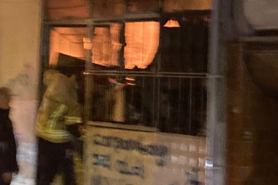 Bursa'da 6 katlı binanın giriş katı alev alev yandı