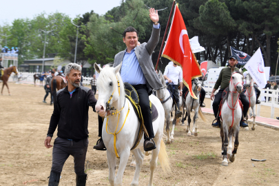 Başkan Aydın, at üstünde halkı selamladı