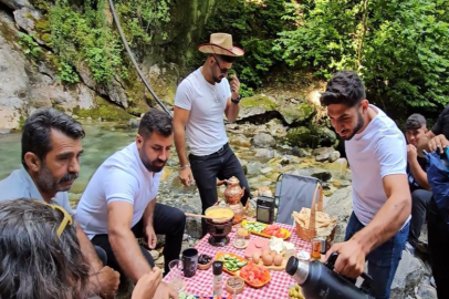 Bursa'da termometre 40 dereceyi gösterirken onlar şelalelerde serinliyor