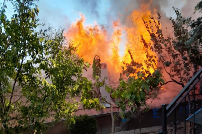 Uludağ'ın eteklerinde 2 ahşap ev alev alev yandı