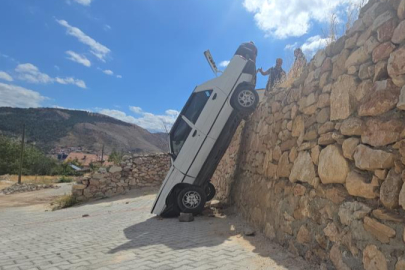 Fren ile gaz pedalını karıştırdı, duvarda asılı kaldı