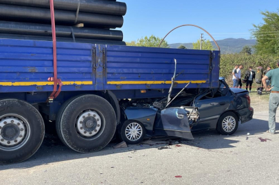 D-100'de feci kaza, TIR'a ok gibi saplandı: 1 ölü