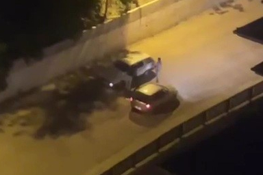 Yol verme tartışmasında otomobili böyle tekmeledi