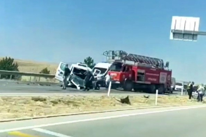 Minibüs yön tabelasına çarptı, 2 kişi hayatını kaybetti