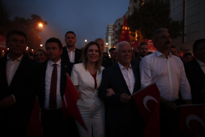 Bursa'da binlerce kişi fener alayında buluştu, Nilüfer'i dinledi