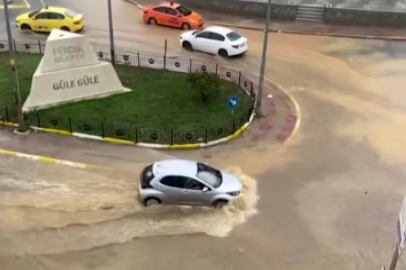 İstanbul’da sağanak yağış: Sürücüler zor anlar yaşadı