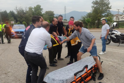 Motosiklet dönüş yapan araca çarptı