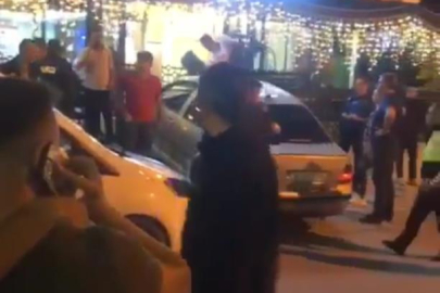 Husumetlilerinin dükkanına otomobiliyle daldı