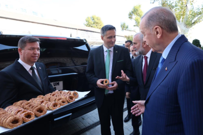 Cumhurbaşkanı Erdoğan’dan gazetecilere kandil simidi ikramı