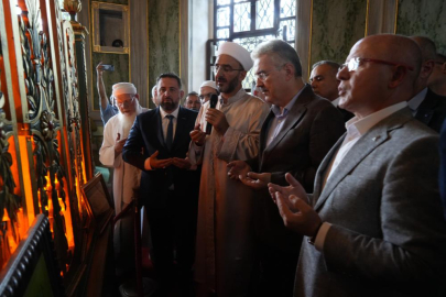 Emir Sultan Türbesi'nin yenilenen sanduka örtüsü Mevlid Kandili'nde yerine serildi