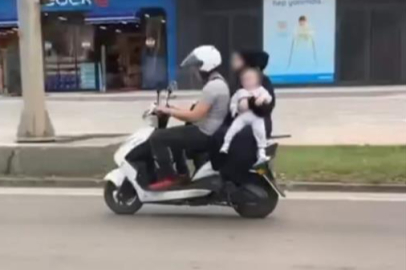 Bursa'da motosiklet üzerinde kucağında bebekle seyretti