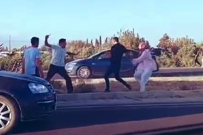 Trafikte korku dolu anlar: Bıçakla saldırdı