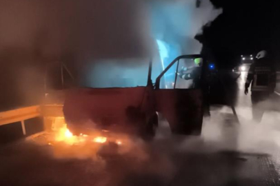 Seyir halindeki servis aracı alev alev yandı