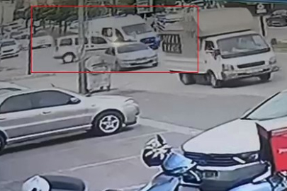 Bursa'da ambulans ve otomobil kafa kafaya çarpıştı