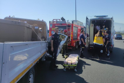 Bursa'da kamyonet otomobile çarptı