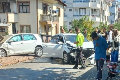 Bursa'da 2 otomobil çarpıştı, 4 kişi yaralandı