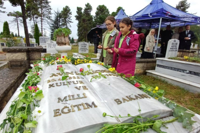 Eski Bakan kabri başında anıldı