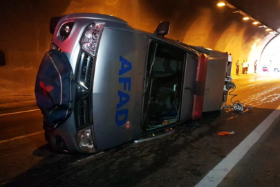 Kaza ihbarına giden AFAD ekibinin aracı devrildi: 2 yaralı